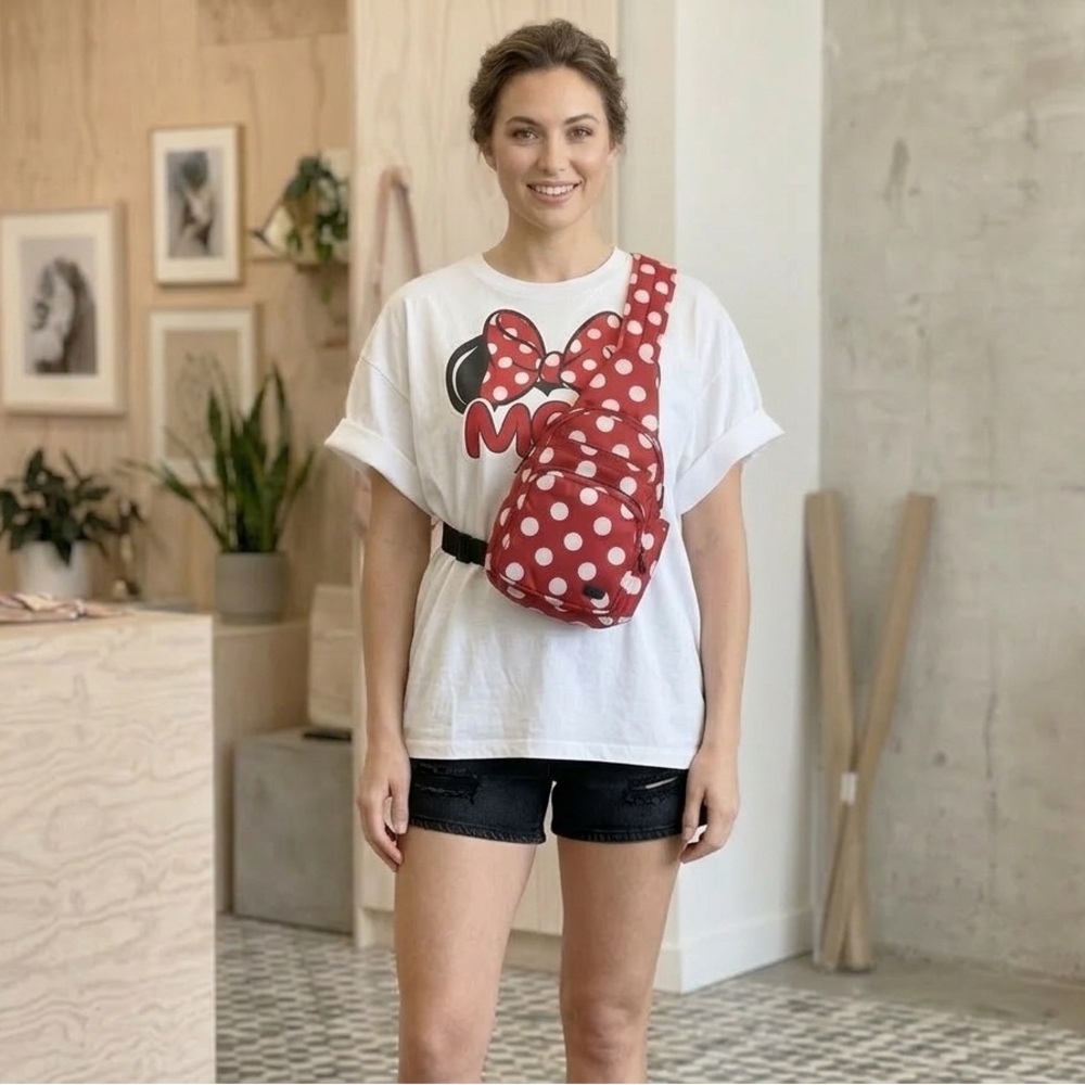 Set Of 2 Disney T-shirt And Lug Archer Sling Shoulder Crossbody Polka Dots Bag - Picture 2 of 10